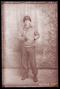 Portrait en pied d'un militaire français (Le Val-d'Ajol)